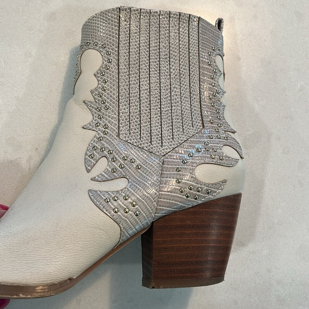 Coconuts Eliza Ankle Boots 6.5  Vegan Cream Studded Zip Sides Soft Clean EUC - Picture 4 of 12